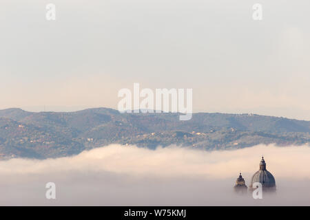 Vue surréaliste de Santa Maria degli Angeli église Papale (assise) presque complètement caché par le brouillard Banque D'Images