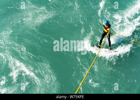 Maienfeld, GR / Suisse - 4. Août 2019 : planche de surf sur une rivière avec une corde attachée à un pont Banque D'Images