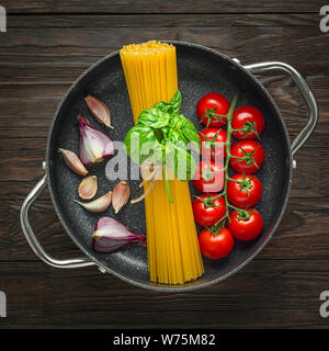 Mise à plat, un plat de pâtes, fettuccine, farine sel, la cuisson des pâtes, de la viande, des ingrédients farine, oeufs, cuisson la cuisson des pâtes spaghetti Banque D'Images