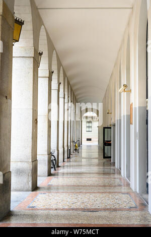 Portique de Filodrammatici avenue dans le centre ville de Milan. Banque D'Images