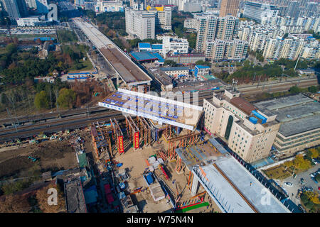 Un pont à poutre-caisson tourne dans le sens horaire sur un chemin de fer d'amarrer à la Avenue Hanjiang en construction à Wuhan, province du Hubei en Chine centrale Banque D'Images