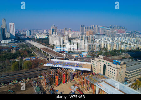 Un pont à poutre-caisson tourne dans le sens horaire sur un chemin de fer d'amarrer à la Avenue Hanjiang en construction à Wuhan, province du Hubei en Chine centrale Banque D'Images