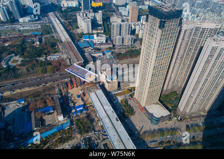 Un pont à poutre-caisson tourne dans le sens horaire sur un chemin de fer d'amarrer à la Avenue Hanjiang en construction à Wuhan, province du Hubei en Chine centrale Banque D'Images