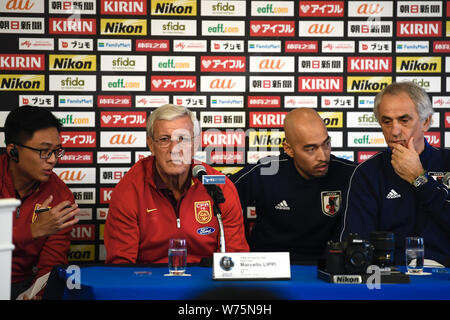 L'entraîneur-chef de Marcello Lippi la Chinese National men's football team, deuxième à gauche, et entraîneur Vahid Halilhodzic du Japon, l'équipe nationale de football Banque D'Images