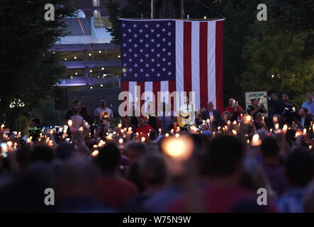 Dayton, USA. 4e août 2019. Personnes participent à une veillée organisée dans le deuil pour les victimes de tirs de Dayton de Dayton dans l'Ohio de, les États-Unis, le 4 août 2019. Neuf personnes ont été tuées et 26 autres blessés dans un tir de masse sur le 4 août à proximité d'un bar à Dayton, une ville de midwest des États-Unis état de l'Ohio, selon les autorités. Credit : Liu Jie/Xinhua/Alamy Live News Banque D'Images