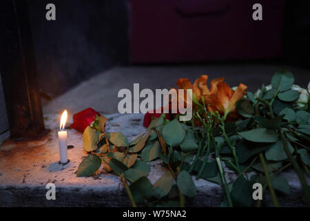 Dayton, USA. 4e août 2019. Bougies et les fleurs sont observés au cours d'une vigile organisée dans le deuil pour les victimes de tirs de Dayton de Dayton dans l'Ohio de, les États-Unis, le 4 août 2019. Neuf personnes ont été tuées et 26 autres blessés dans un tir de masse sur le 4 août à proximité d'un bar à Dayton, une ville de midwest des États-Unis état de l'Ohio, selon les autorités. Credit : Liu Jie/Xinhua/Alamy Live News Banque D'Images