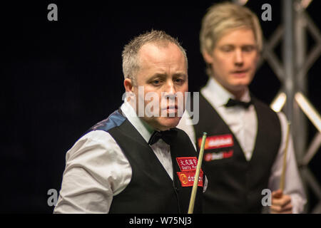 John Higgins, de l'Écosse considère un shot à Neil Robertson, de l'Australie dans leur demi-finale au cours de la 2017 Dafabet Scottish Open snooker tourn Banque D'Images