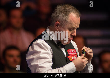 John Higgins, de l'Écosse considère un shot à Neil Robertson, de l'Australie dans leur demi-finale au cours de la 2017 Dafabet Scottish Open snooker tourn Banque D'Images