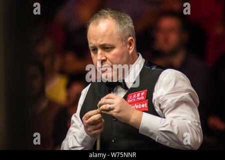 John Higgins, de l'Ecosse Les craies son cue qu'il estime un shot de Ronnie O'Sullivan, de l'Angleterre dans leur quart de finale au cours de la 2017 Dafabet Sc Banque D'Images