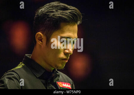 Yupeng Cao de la Chine considère un shot de Ricky Walden de l'Angleterre dans leur quart de finale au cours de la 2017 Dafabet Scottish Open Tournoi de Billard Banque D'Images