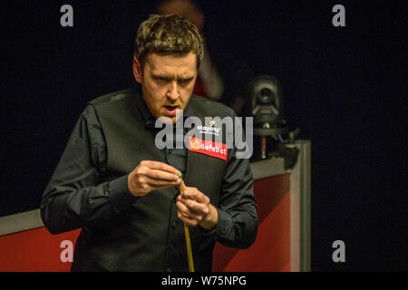 Ricky Walden d'Angleterre les craies son cue qu'il estime un shot à Cao Yupeng de Chine dans leur quart de finale lors de l'Ope écossais 2017 Dafabet Banque D'Images