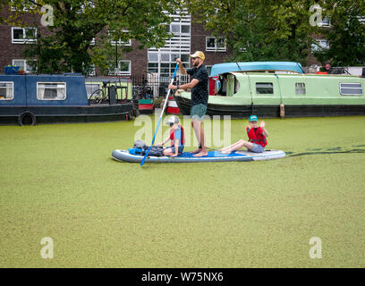 Père et fils paddle sur le canal Regents Park London UK Petite Venise Banque D'Images