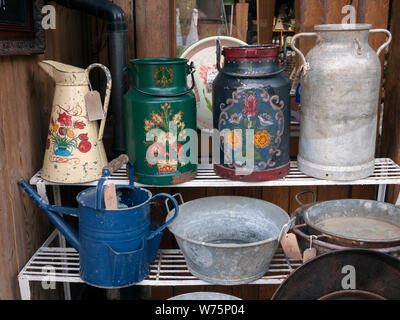 Canal Vintage bidons et boîtes décoratives pour vendre à un centre de jardinage à London UK Banque D'Images