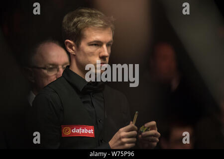 Jack Lisowski d'Angleterre les craies son cue qu'il estime un shot à John Higgins, de l'Écosse dans leur premier match au cours de la 2017 Dafabet Scottish Banque D'Images