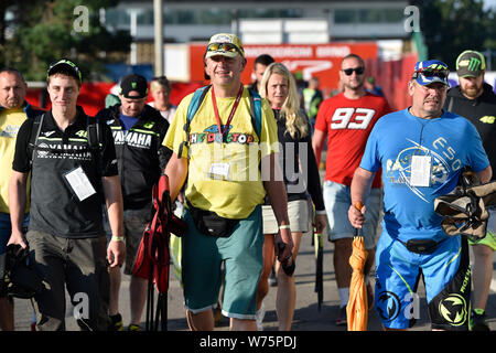 Brno, République tchèque. Le 04 août, 2019. Les spectateurs viennent à la course en circuit de Brno, en République tchèque, le 4 août 2019, en République tchèque Grand Prix moto 2019. Photo : CTK Vaclav Salek/Photo/Alamy Live News Banque D'Images