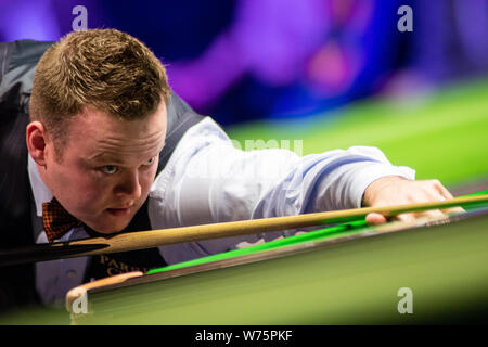 Shaun Murphy de l'Angleterre joue un shot de Ricky Walden de l'Angleterre dans leur quatrième match pendant la Championnat du Royaume-Uni Betway 2017 Tournoi de Billard Banque D'Images