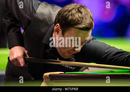 Ricky Walden d'Angleterre joue un shot à Shaun Murphy de l'Angleterre dans leur quatrième match pendant la Championnat du Royaume-Uni Betway 2017 Tournoi de Billard Banque D'Images