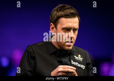 Ricky Walden d'Angleterre les craies son cue qu'il estime un shot à Shaun Murphy de l'Angleterre dans leur quatrième match au cours de la 2017 Royaume-Uni Betway Champio Banque D'Images