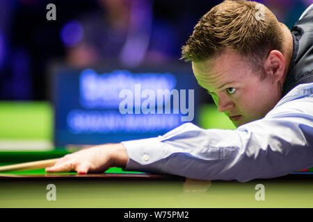 Shaun Murphy de l'Angleterre joue un shot de Ricky Walden de l'Angleterre dans leur quatrième match pendant la Championnat du Royaume-Uni Betway 2017 Tournoi de Billard Banque D'Images