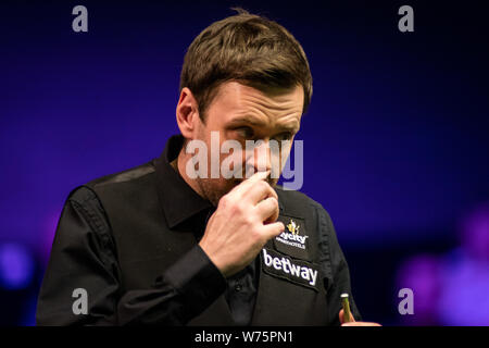 Ricky Walden d'Angleterre considère un shot à Shaun Murphy de l'Angleterre dans leur quatrième match au cours de la 2017 Betway UK Snooker Championship tournam Banque D'Images