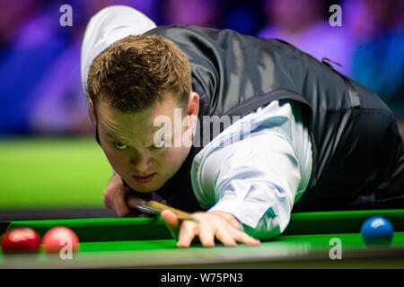 Shaun Murphy de l'Angleterre joue un shot de Ricky Walden de l'Angleterre dans leur quatrième match pendant la Championnat du Royaume-Uni Betway 2017 Tournoi de Billard Banque D'Images