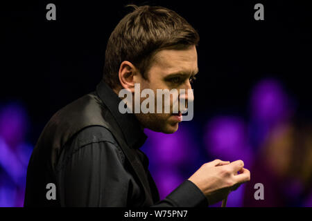 Ricky Walden d'Angleterre les craies son cue qu'il estime un shot à Shaun Murphy de l'Angleterre dans leur quatrième match au cours de la 2017 Royaume-Uni Betway Champio Banque D'Images