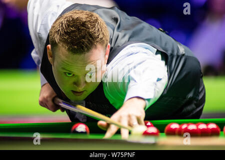 Shaun Murphy de l'Angleterre joue un shot de Ricky Walden de l'Angleterre dans leur quatrième match pendant la Championnat du Royaume-Uni Betway 2017 Tournoi de Billard Banque D'Images