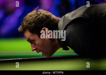 Ricky Walden d'Angleterre considère un shot à Shaun Murphy de l'Angleterre dans leur quatrième match au cours de la 2017 Betway UK Snooker Championship tournam Banque D'Images