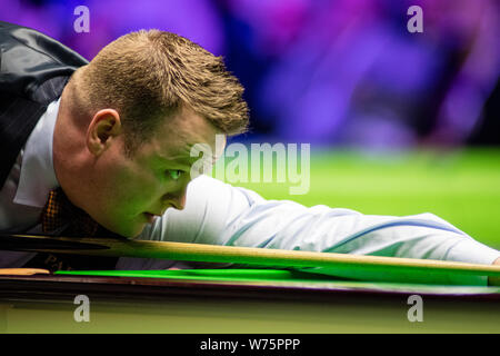 Shaun Murphy de l'Angleterre joue un shot de Ricky Walden de l'Angleterre dans leur quatrième match pendant la Championnat du Royaume-Uni Betway 2017 Tournoi de Billard Banque D'Images