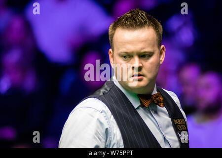 Shaun Murphy d'Angleterre considère un shot de Ricky Walden de l'Angleterre dans leur quatrième match au cours de la 2017 Betway UK Snooker Championship tournam Banque D'Images