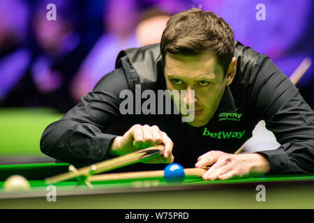 Ricky Walden d'Angleterre joue un shot à Shaun Murphy de l'Angleterre dans leur quatrième match pendant la Championnat du Royaume-Uni Betway 2017 Tournoi de Billard Banque D'Images