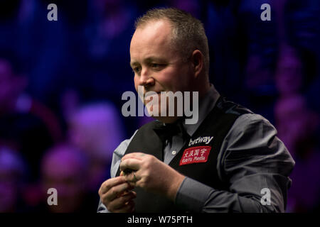 John Higgins, de l'Ecosse Les craies son cue qu'il estime un tir pour marquer le roi d'Angleterre dans leur quatrième match au cours de la 2017 Champions Royaume-uni Betway Banque D'Images