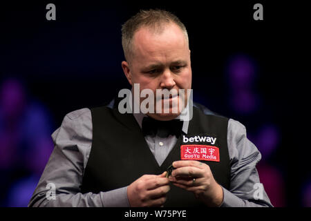 John Higgins, de l'Ecosse Les craies son cue qu'il estime un tir pour marquer le roi d'Angleterre dans leur quatrième match au cours de la 2017 Champions Royaume-uni Betway Banque D'Images