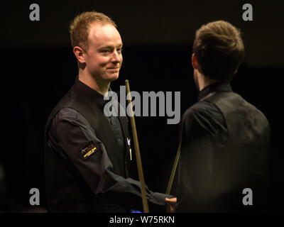 Chris Wakelin, gauche, de l'Angleterre, serre la main avec Judd Trump de l'Angleterre avant leur deuxième tour au cours de la 2017 Championnat du Royaume-Uni Betway snooker Banque D'Images