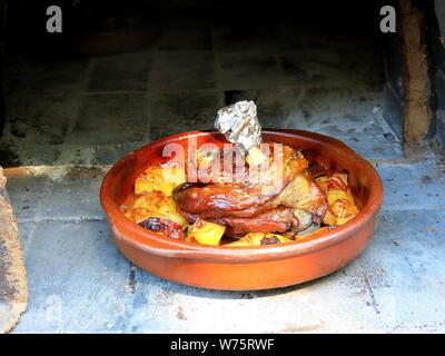 Kleftiko, plat traditionnel crétois composé d'agneau avec des pommes de terre au four. Banque D'Images