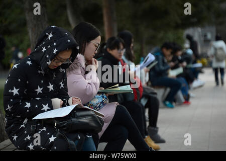 Les candidats à l'examen d'entrée de troisième cycle 2018 de faire des préparations, ils attendent le début de l'examen au sein de l'Université de Renmin Universi Banque D'Images