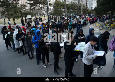 Les candidats à l'examen d'entrée de troisième cycle 2018 faire les préparatifs finals comme ils en file d'attente de l'examen au sein de l'Université de Renmin Uni Banque D'Images