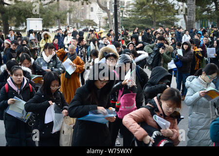 Les candidats à l'examen d'entrée de troisième cycle 2018 faire les préparatifs finals comme ils en file d'attente de l'examen au sein de l'Université de Renmin Uni Banque D'Images