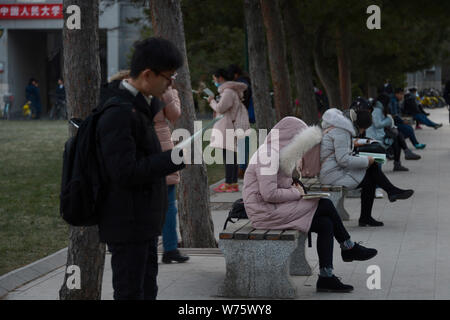 Les candidats à l'examen d'entrée de troisième cycle 2018 de faire des préparations, ils attendent le début de l'examen au sein de l'Université de Renmin Universi Banque D'Images