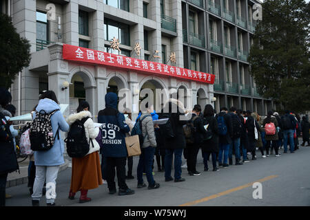 Les candidats à l'examen d'entrée de troisième cycle 2018 faire les préparatifs finals comme ils en file d'attente de l'examen au sein de l'Université de Renmin Uni Banque D'Images