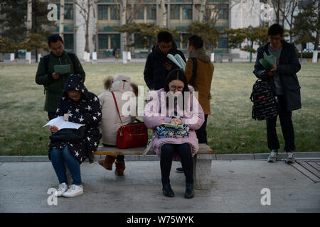 Les candidats à l'examen d'entrée de troisième cycle 2018 de faire des préparations, ils attendent le début de l'examen au sein de l'Université de Renmin Universi Banque D'Images