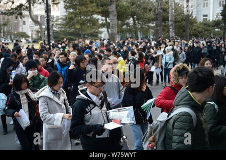 Les candidats à l'examen d'entrée de troisième cycle 2018 faire les préparatifs finals comme ils en file d'attente de l'examen au sein de l'Université de Renmin Uni Banque D'Images