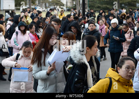 Les candidats à l'examen d'entrée de troisième cycle 2018 faire les préparatifs finals comme ils en file d'attente de l'examen au sein de l'Université de Renmin Uni Banque D'Images