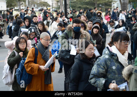 Les candidats à l'examen d'entrée de troisième cycle 2018 faire les préparatifs finals comme ils en file d'attente de l'examen au sein de l'Université de Renmin Uni Banque D'Images