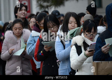 Les candidats à l'examen d'entrée de troisième cycle 2018 faire les préparatifs finals comme ils en file d'attente de l'examen au sein de l'Université de Renmin Uni Banque D'Images