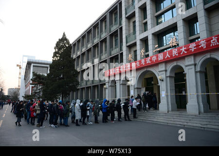 Les candidats à l'examen d'entrée de troisième cycle 2018 faire les préparatifs finals comme ils en file d'attente de l'examen au sein de l'Université de Renmin Uni Banque D'Images