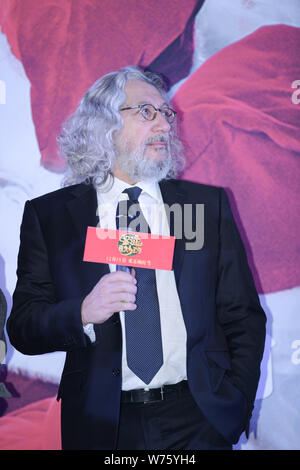 L'acteur et réalisateur Alain Chabat assiste à une première activité pour nouveau film 'Santa & Cie" à Beijing, Chine, 11 décembre 2017. Banque D'Images