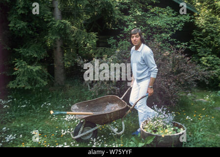 Il y Bata en juin 1982 dans le jardin de son appartement à Munich. Il est né le 30 septembre 1939 à Belgrade (Yougoslavie). Dans le monde d'utilisation | Banque D'Images