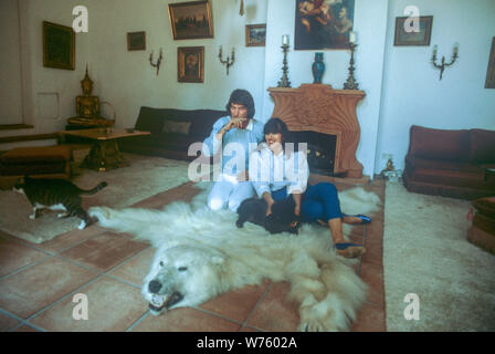 Il y Bata et son épouse Olga en juin 1982 dans leur appartement à Munich. Il est né le 30 septembre 1939 à Belgrade (Yougoslavie). Dans le monde d'utilisation | Banque D'Images