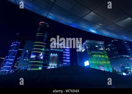 Blade Runner-esque vue depuis le néo-futuriste Design Dongdaemun Plaza sur la façade au néon, en mai 2019. Dans le monde d'utilisation | Banque D'Images